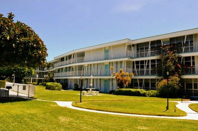 Building Photo - 10141 E Bay Harbor Drive 1b