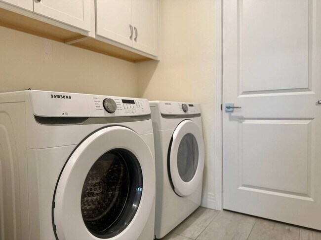 Foto del edificio - 1851 S Dunkirk St