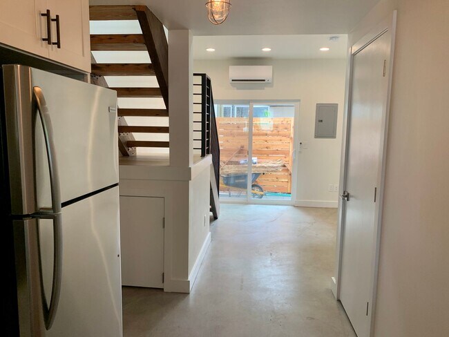 Building Photo - South Park Townhouse