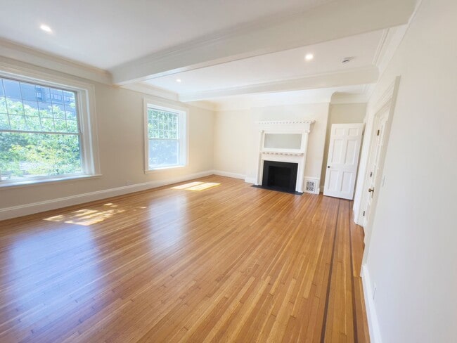 Building Photo - STUNNING 4 BED/3 BATH TOWNHOUSE ON BEACON ST.