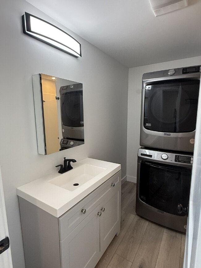 Foto del edificio - Spacious 3 Bedroom Unit - READY FOR MOVE IN!