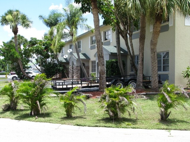 Foto del edificio - Warwick Circle Apartments