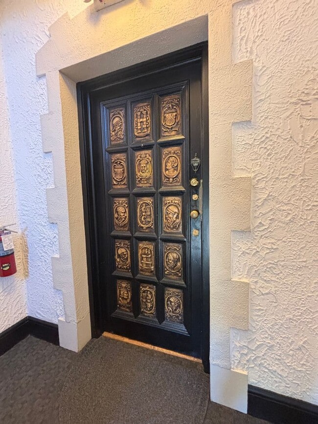 Foto del edificio - Vintage Beauty, Modern Living – Historic Condo Awaits!