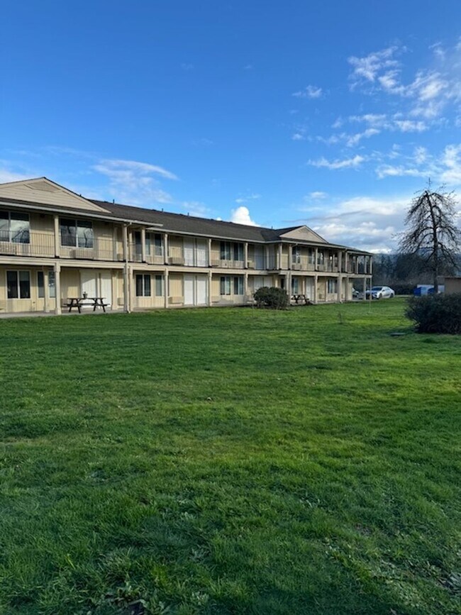 Building Photo - Renovated 2 bedroom Apartments available! ALL utilities included!