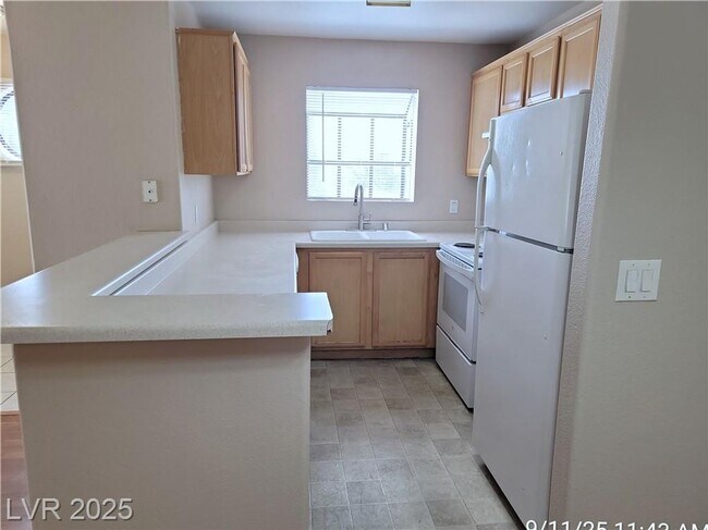 Building Photo - SE / SUNRISE MANOR 2ND FLOOR UNIT IN GATED COMMUNITY!