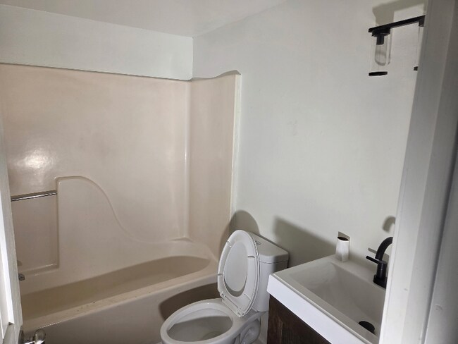 Foto del edificio - 1012 W 36th St