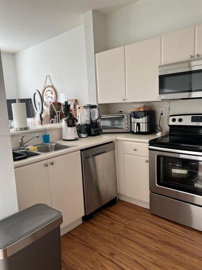 Foto del edificio - 17820 NW 73rd Ave