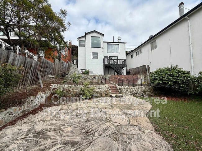 Building Photo - 716 Gateview Ave