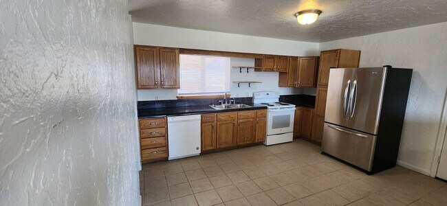 Foto del edificio - ALL PROSPECTIVE TENANTS MUST SUBMIT A ON LINE APPLICATION AND BE PRE-QUALIFIED PRIOR TO ANY SHOWI...