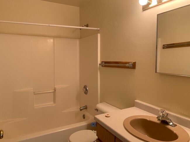 Foto del edificio - 327 3rd St W