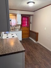 Building Photo - 544 Center St