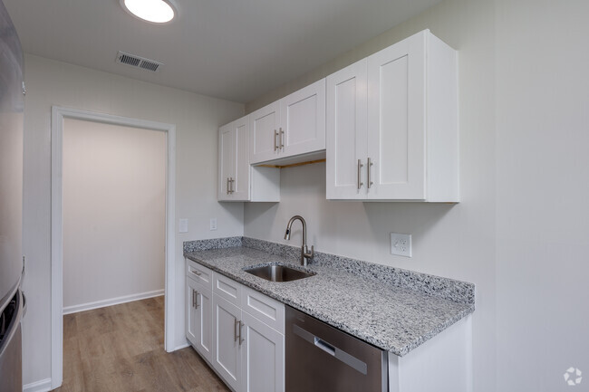 1BR, 1BA - 650SF - Kitchen - Residence at Winyah Bay