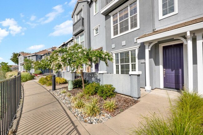 Foto del edificio - Townhouse - Beautiful 4bdrm, 3 bath - Rocklin