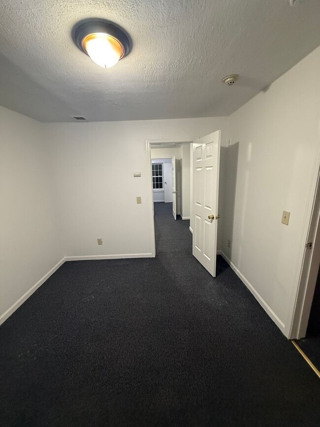 Foto del edificio - 2-Bedroom Apartment with Skylights in Adams, MA