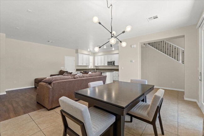 Foto del edificio - Spacious, Stylish & Partially Furnished 3-Bedroom Home with Attached Garage