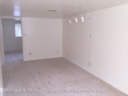 Building Photo - 955 Pinetree Ln