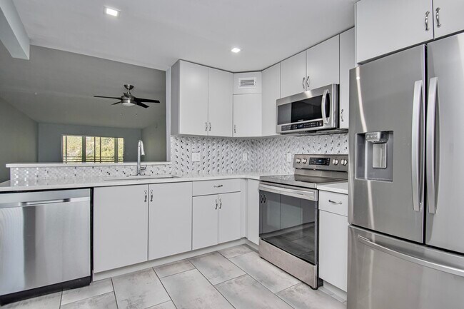 Building Photo - 2201 Lucaya Bend