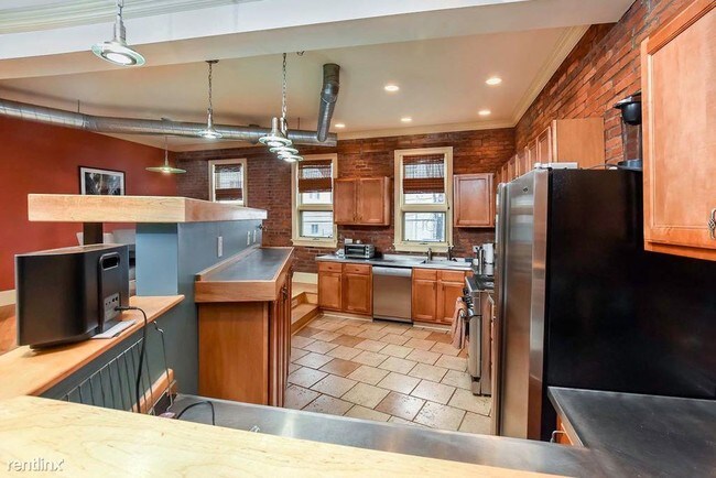 Building Photo - 3 br, 2.5 bath Apartment - 161 Pius St