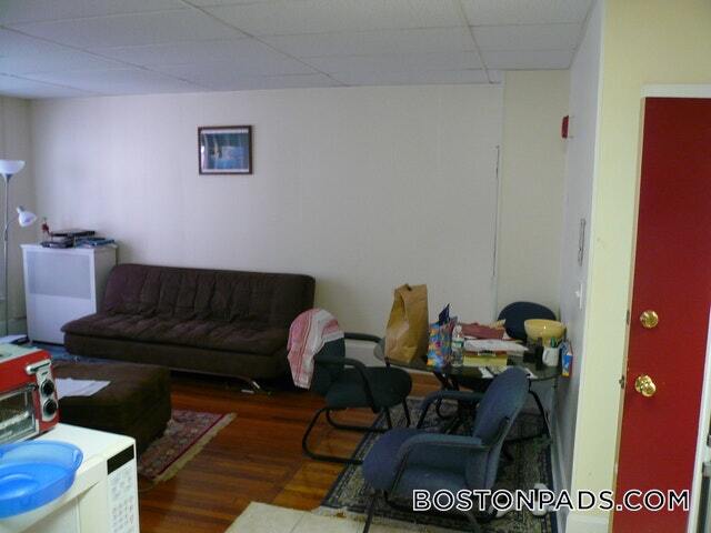 Building Photo - 879 Beacon St