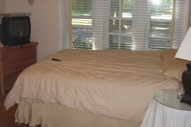 Master bedroom - with lots of windows - 2827 43rd St