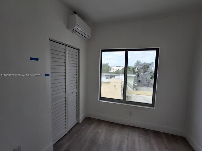Building Photo - 539 SW 7th Ct