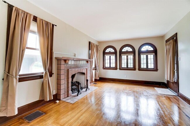Foto del edificio - WESTWOOD- CHARMING 2-3 BEDRM 1BA CAPE COD ...
