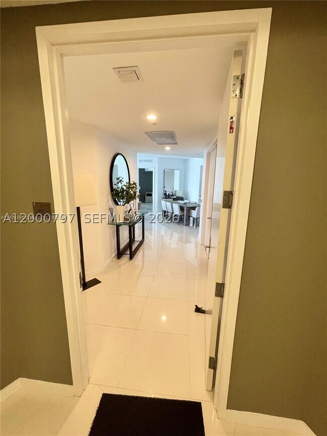 Building Photo - 15811 Collins Ave