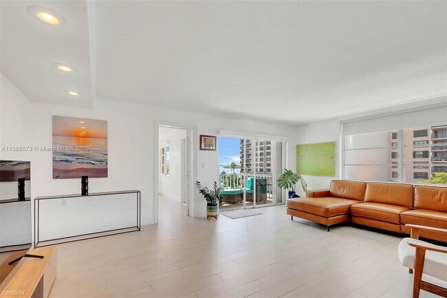 Building Photo - 2 br, 2 bath Condo - 1750 NE 115th St Apt 502