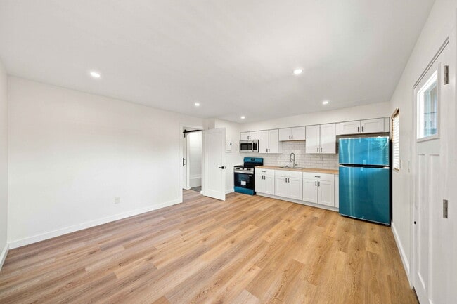 Building Photo - COMPLETELY REMODELED 1-BEDROOM IN BELLEVIEW!