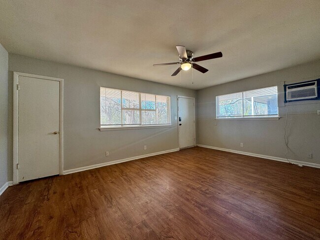 Foto del edificio - 1014 N Larchmont Dr