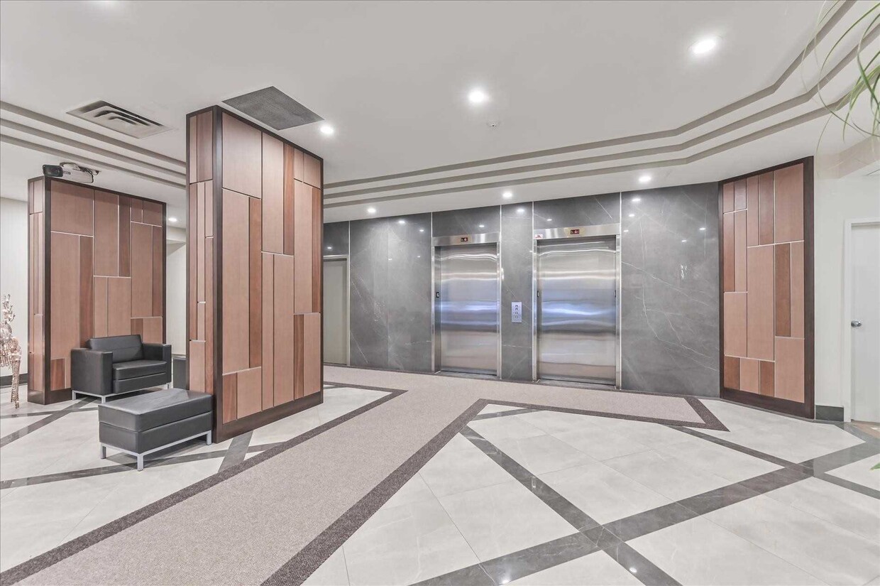 Building lobby - 711 Rossland Rd E
