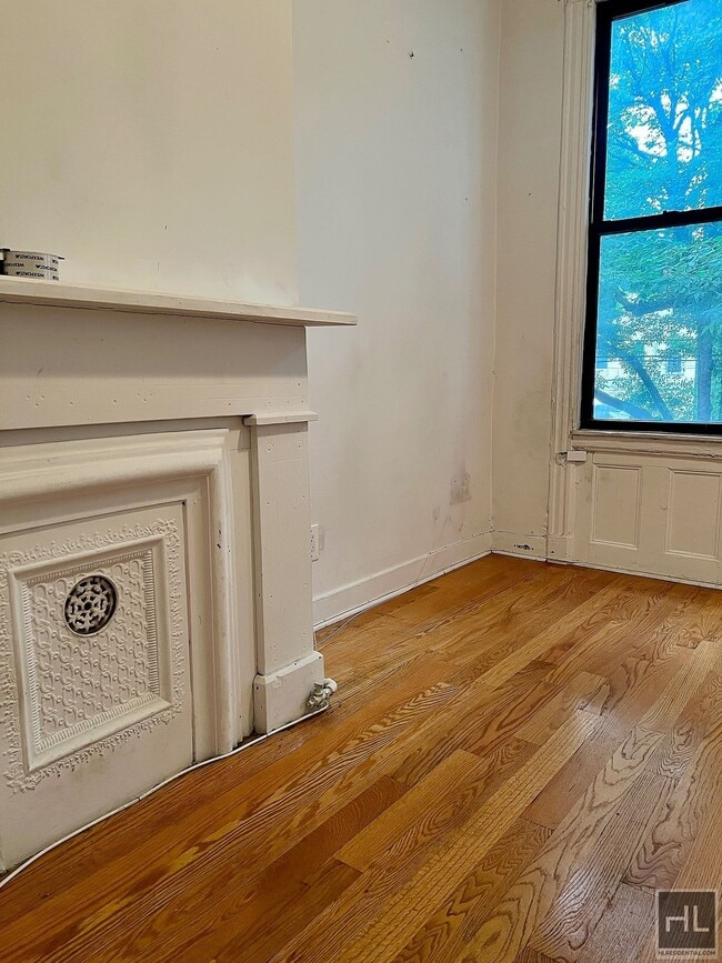 Building Photo - 2 BR 2 BA in Prime Bushwick