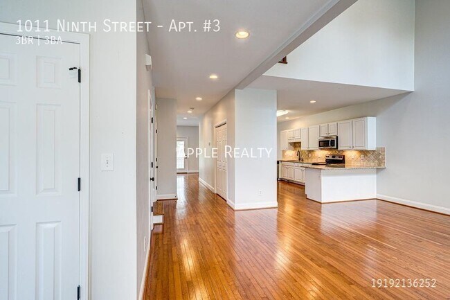 Building Photo - SPECIAL-1/2 month off 1st full months rent...