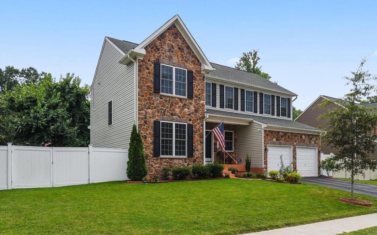 Primary Photo - Exquisite 5BR & 3.5 BA Single Family Home....
