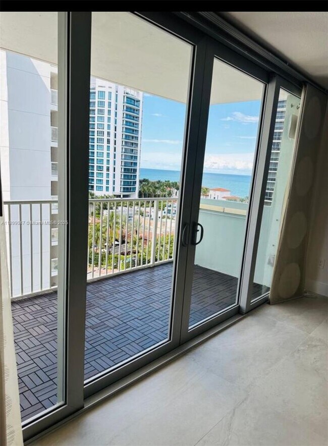 Foto del edificio - 5838 Collins Ave