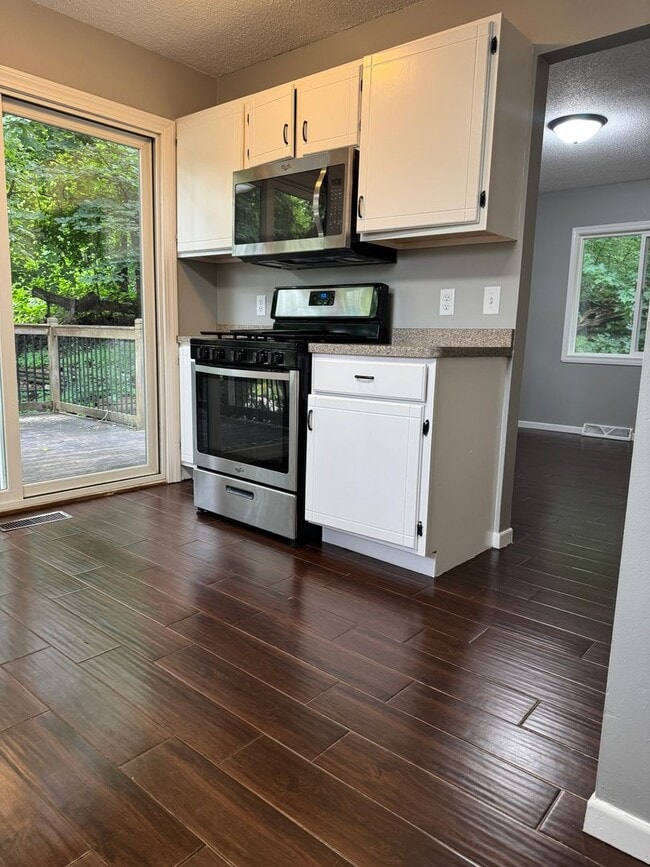 Building Photo - Stunning 3 Bedroom 2 Bathroom Home in Burn...