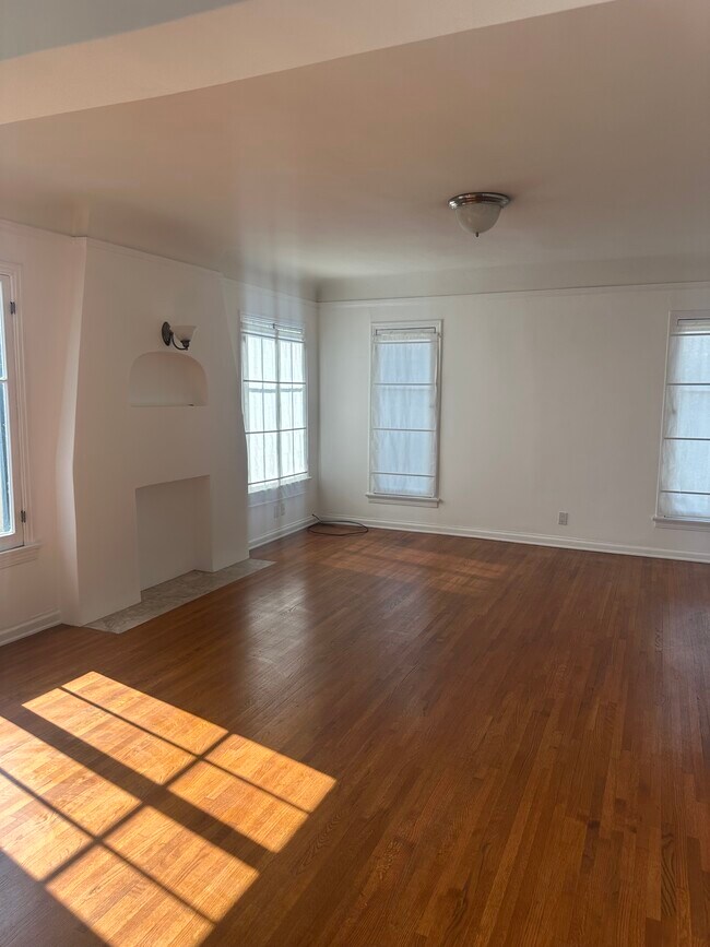 Sala de estar - 612 N Plymouth Blvd