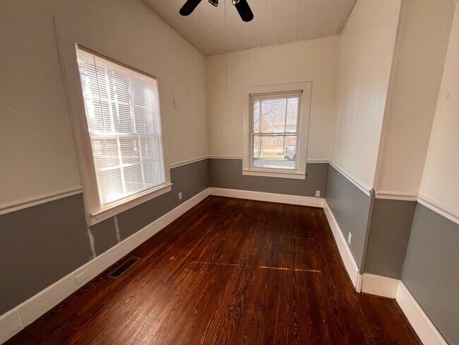 Building Photo - 207 S Laurel St