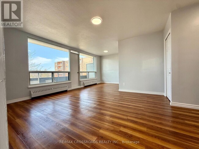 Photo du bâtiment - 363-363 Lakeshore Rd E