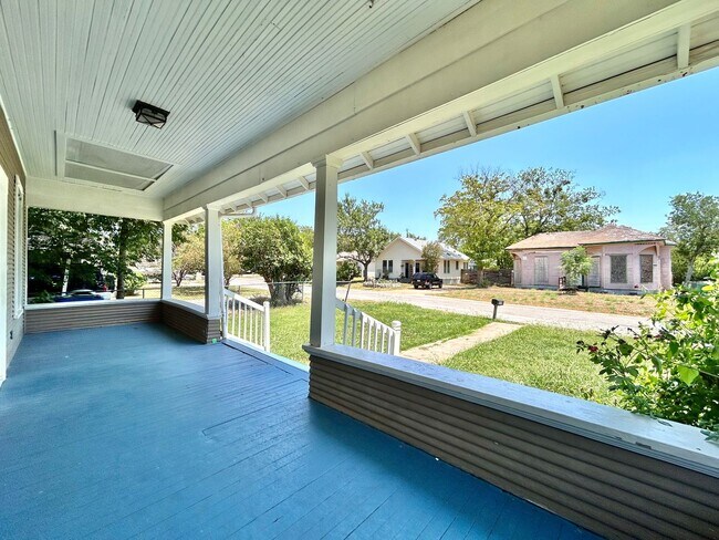 Foto del edificio - Inviting 2BR/1BA Single-Level Home with Po...