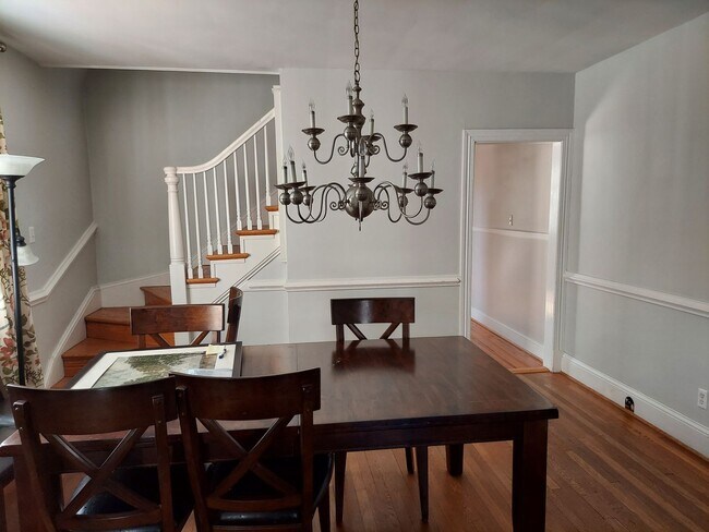 Building Photo - Beautifully Renovated 2200+ Sq Ft 2-story ...