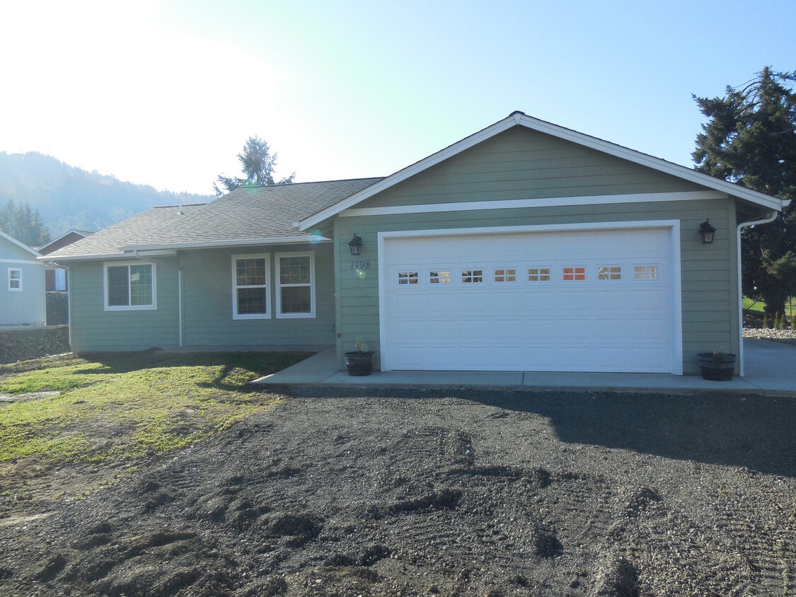 751 Robert Lavern St, Sutherlin, OR 97479 House Rental in Sutherlin