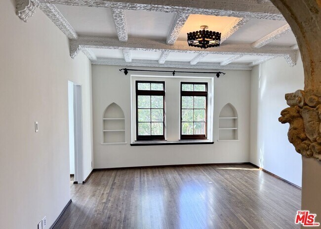 Foto del edificio - 1302 N Sweetzer Ave