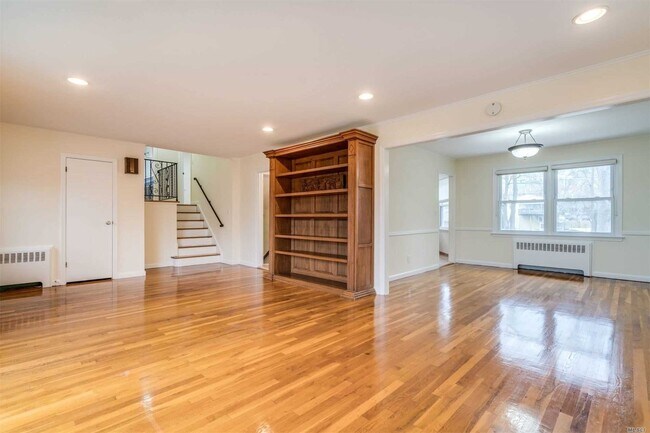 Building Photo - 7 Compass Ct