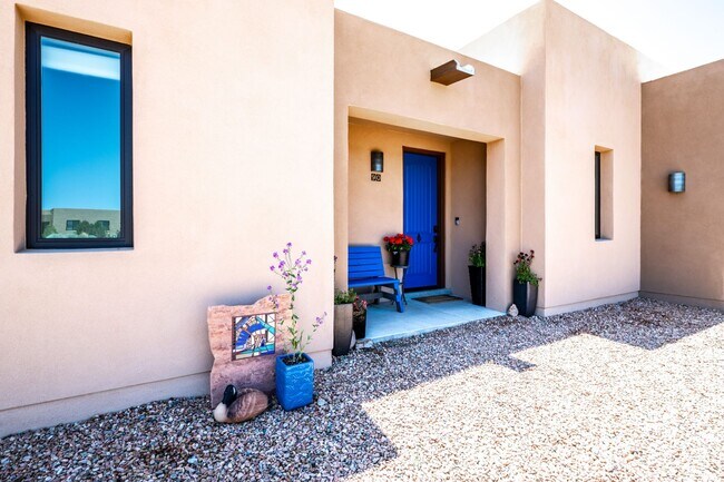 Building Photo - Stunning 3-Bedroom Home with Mountain View...