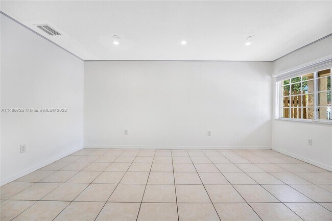 Foto del edificio - 3625 NW 189th St