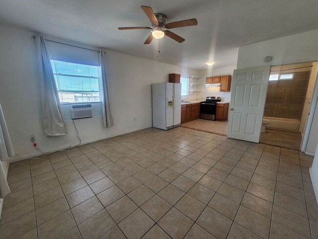 Building Photo - 2 Bedroom 1 bathroom-