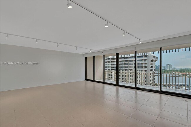 Foto del edificio - 3 Grove Isle Dr