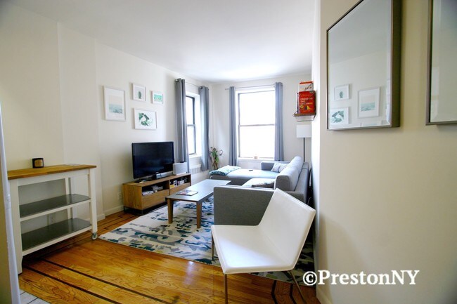 Foto del edificio - 272 Bleecker St