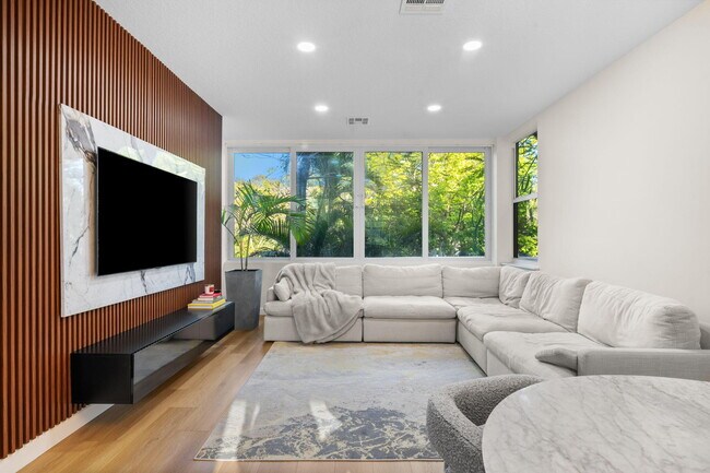 Building Photo - 1213 Tequesta St